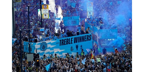 Høydepunkter fra Manchester Citys tre-torv-seiersfeiring